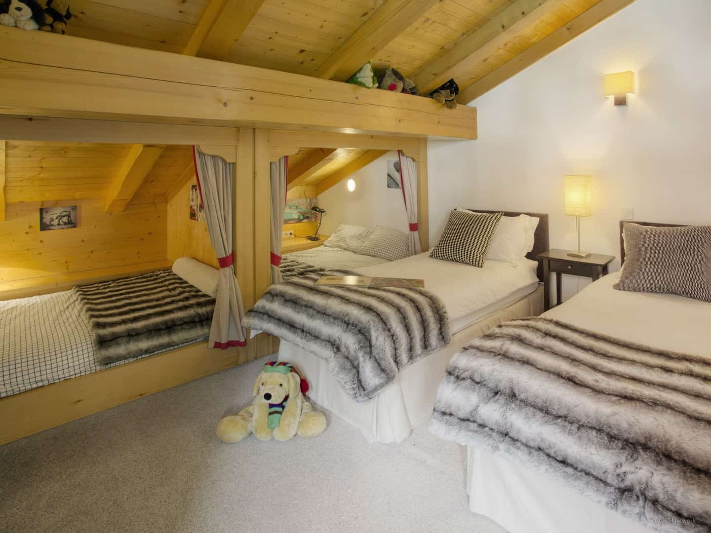 Chambres cool pour enfants : 2 lits cabines et 2 lits simples au Chalet Tolar