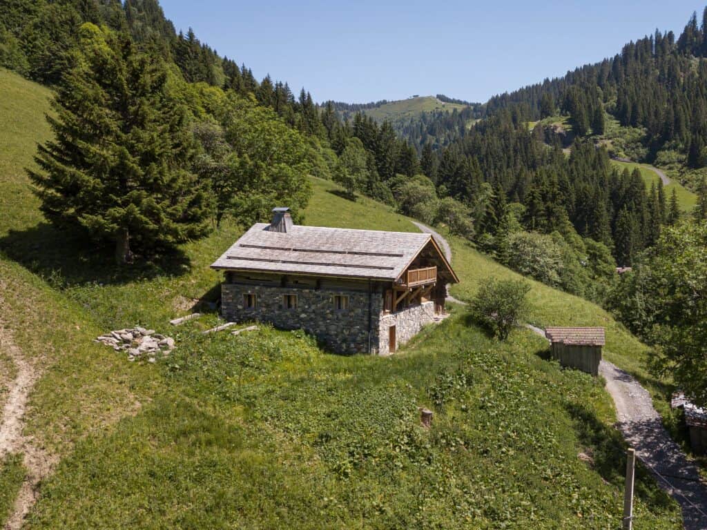 Chalet isolé dans les montagnes avec sentiers de randonnée.