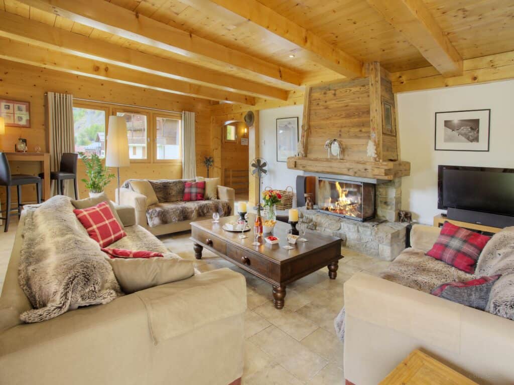 Table basse en bois au style cottage authentique pour un salon chaleureux.