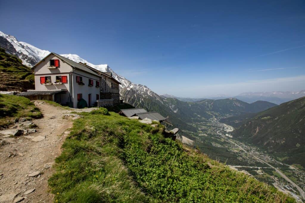 Refuge donnant sur les glaciers du Massif du Mont-Blanc et sur la Vallée de Chamonix.