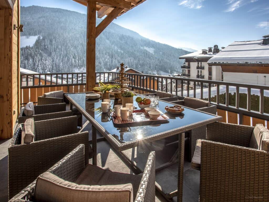 Superbe terrasse du Chalet Alyssum, avec vue sur les montagnes et le village, pour un petit-déjeuner au calme.