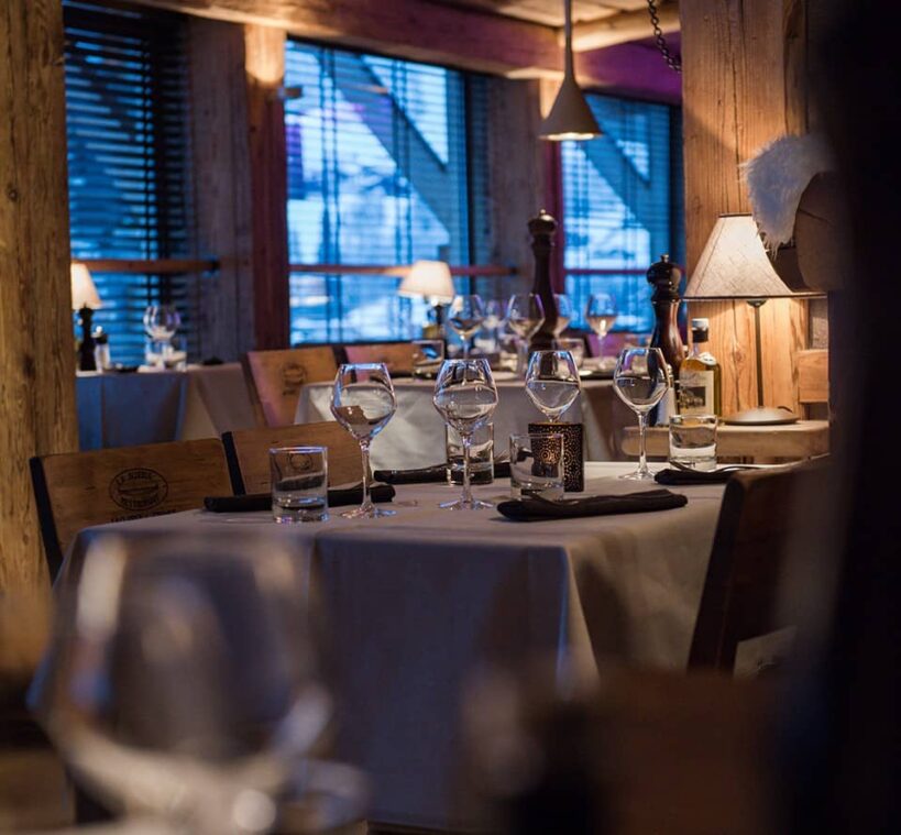 L'intérieur d'un restaurant, avec ses tables dressées.