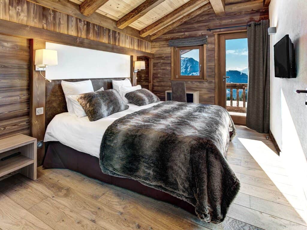 A cosy bedroom at Chalet Pralor Le Nova. 