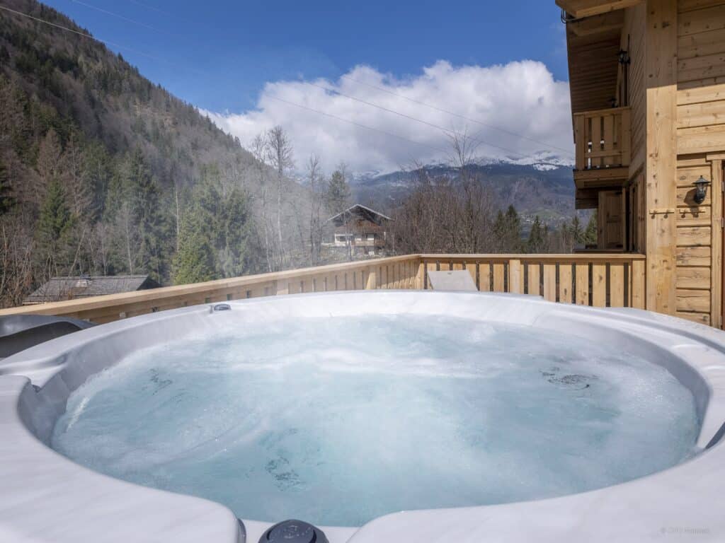 Le Chalet Choquette est une location adaptée aux ados et aux adultes avec son jacuzzi.