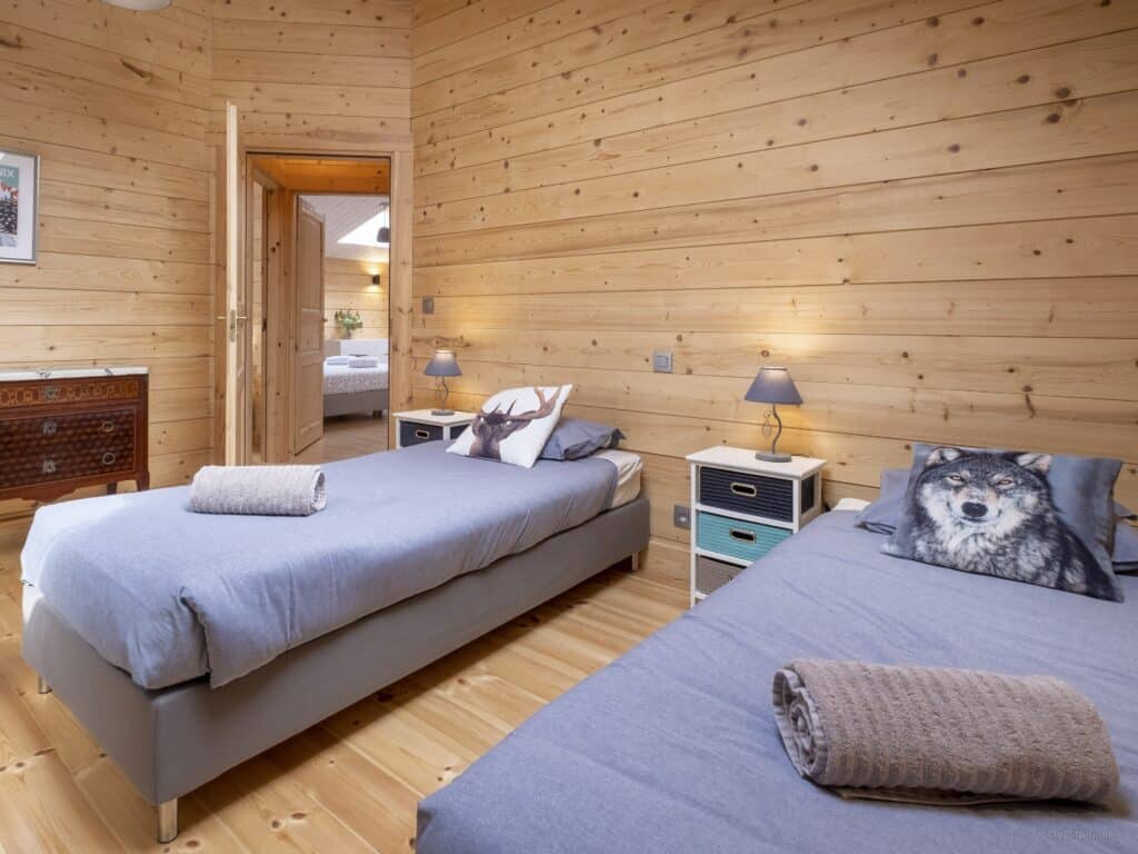 Le Chalet Choquette est une location adaptée aux ados avec ses chambres avec lits jumeaux.