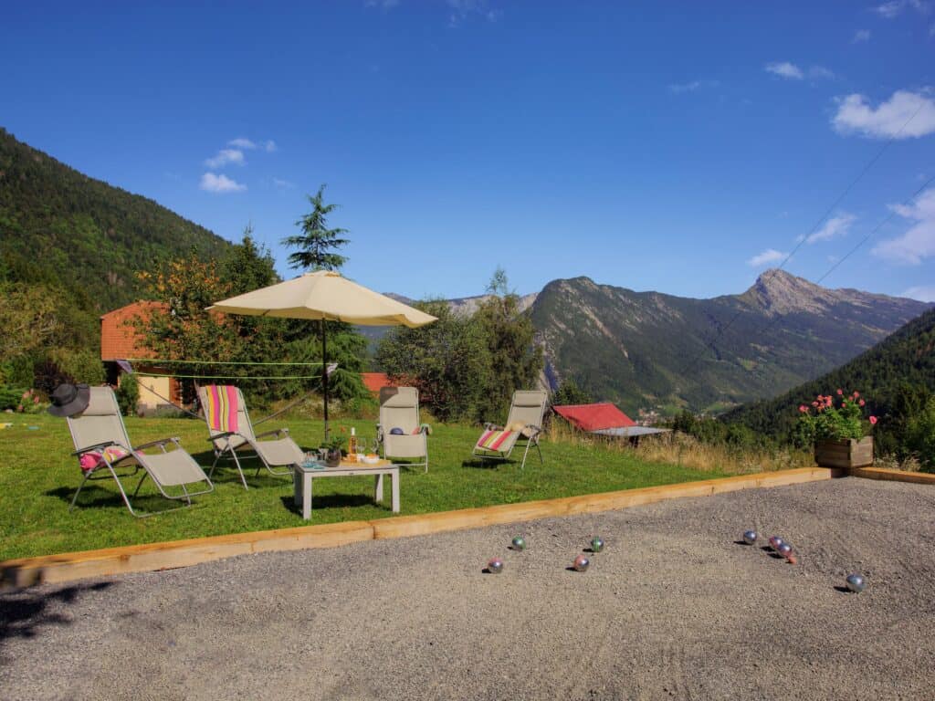 Le terrain de pétanque du Chalet Les Roses des Alpes à Thônes. 