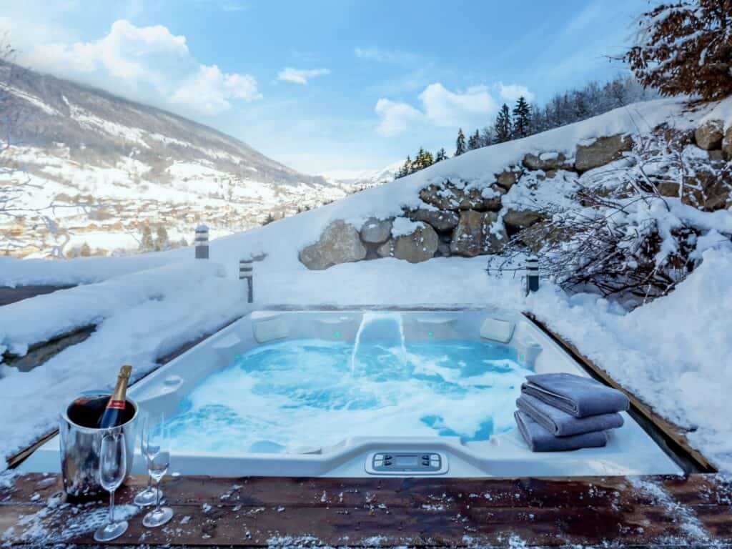 Winter chalet with jacuzzi and snowy mountains