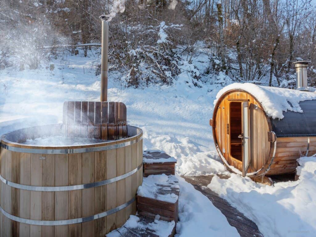 Outdoor jacuzzi and barrel sauna 