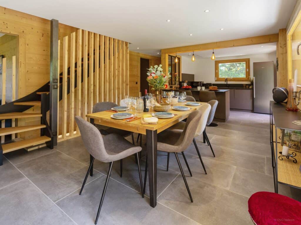 Salle à manger avec cuisine dans un chalet.