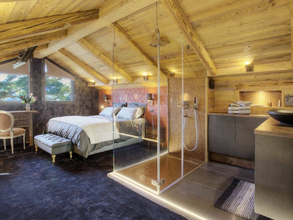 Suite chambre et salle de bains.