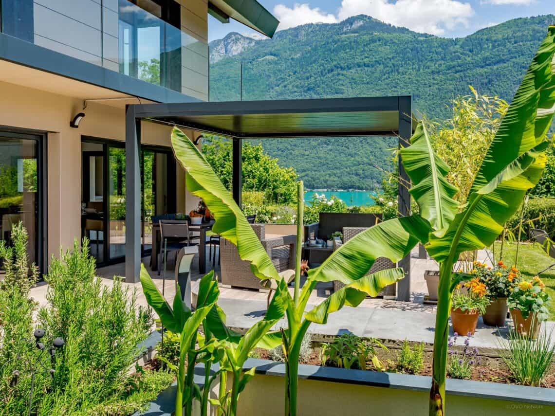 Terrasse contemporaine avec vue sur lac.