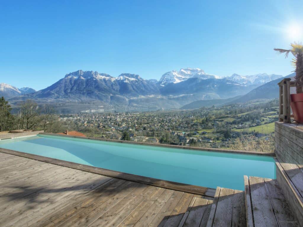 Piscine avec vue sur les montagnes.