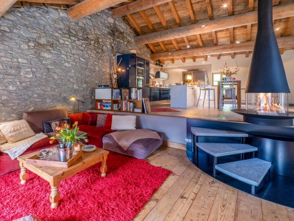 Grand espace à vivre avec salon, cuisine et salle à manger dans un chalet.