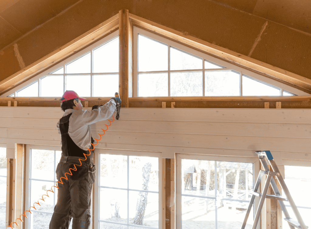 Ouvrier en train de travailler dans un bâtiment en construction.