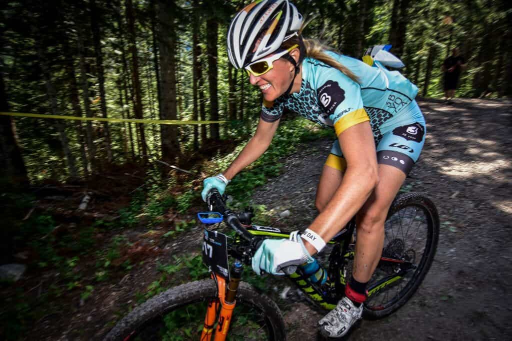 Coureuse cycliste à VTT dans la forêt.