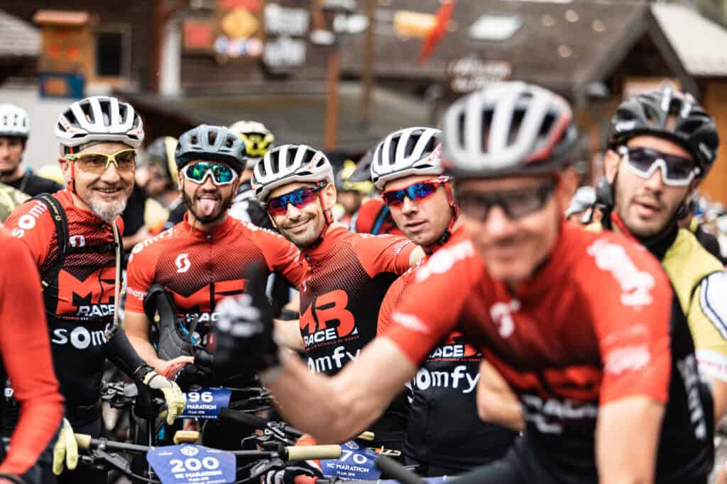 Coureurs cyclistes avant le départ du Belier VTT, l'un des meilleurs événements cyclistes dans les Alpes cet été.