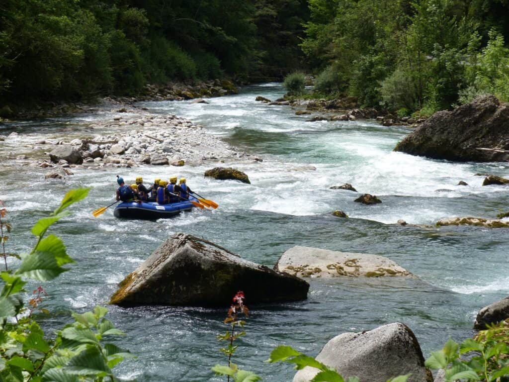 Groupe d'amis profitant d'une descente en rafting