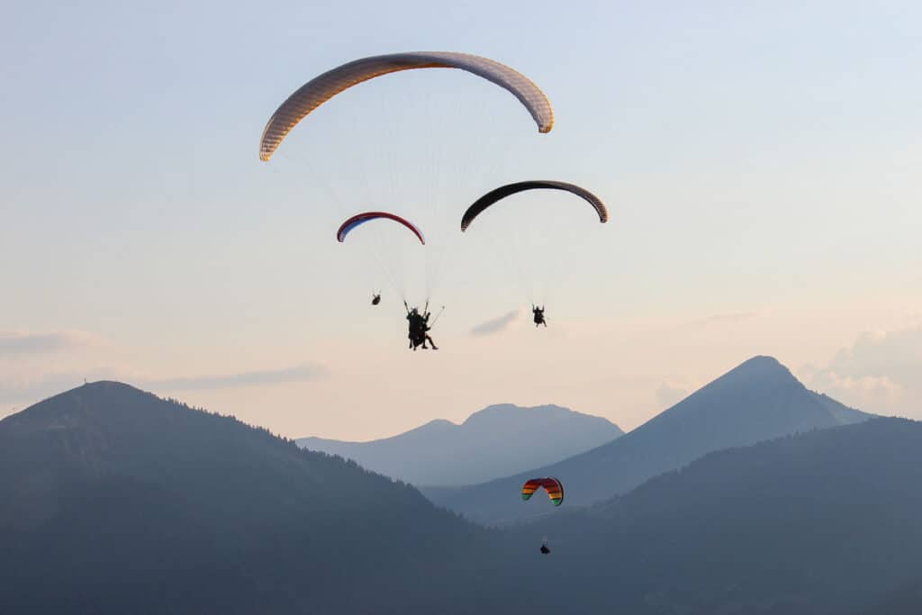 Plusieurs parapentes dans les airs