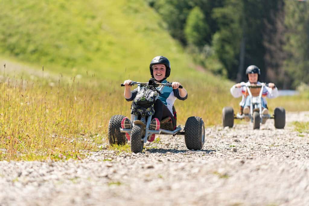 Une famille au guidon de kart tout terrain