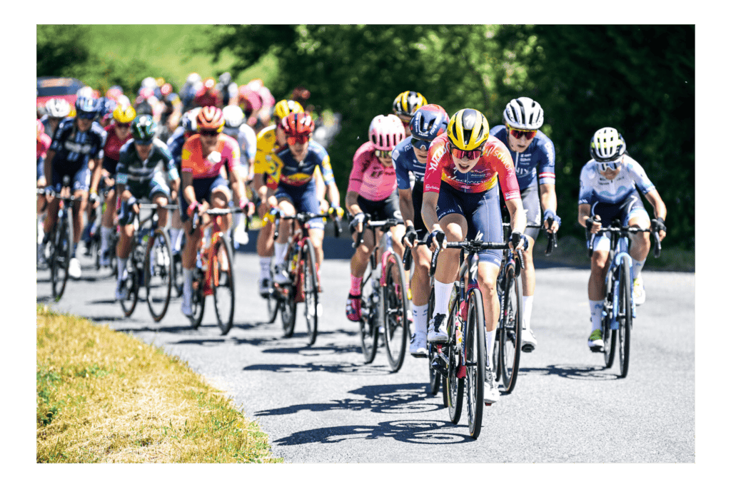 Peloton de cyclistes s'affrontant lors du Tour de France Femmes.