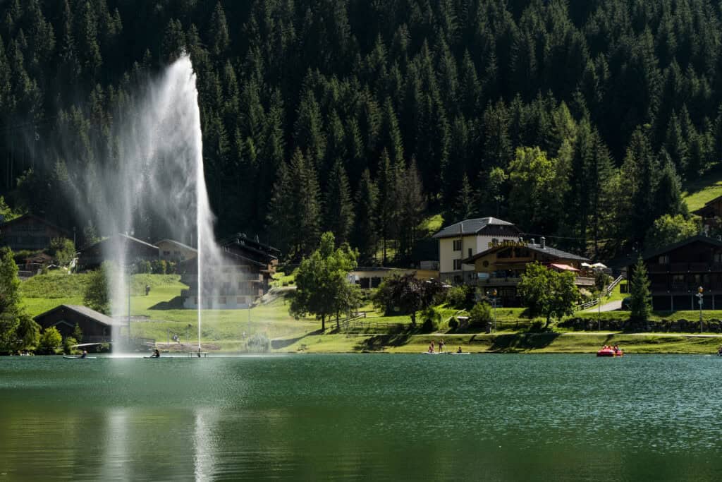 View of the Vonnes mountain lake at Châtel