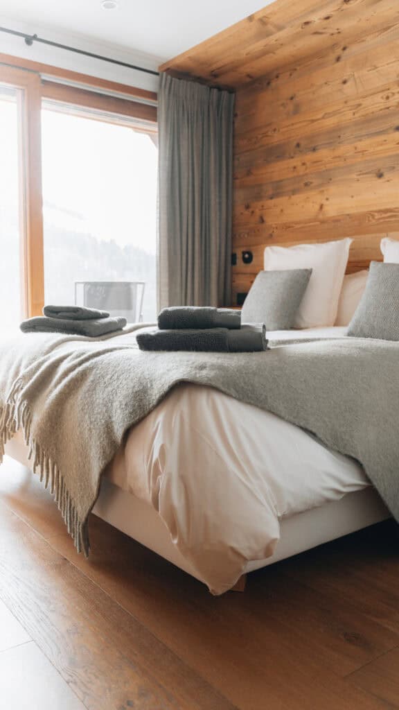 Une jolie chambre dans un chalet dans les Alpes