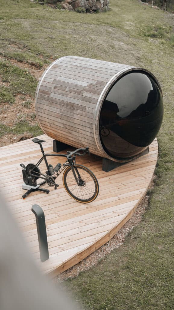 vue sur un sauna et des équipement de vélo dans un jardin