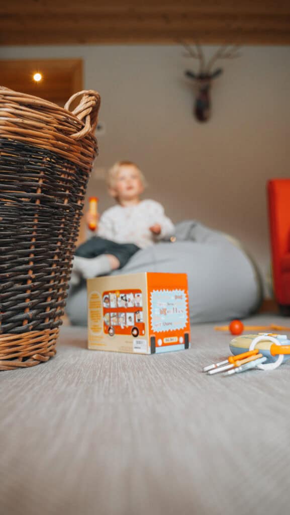 Un enfant jouant dans une salle de jeu dans un chalet