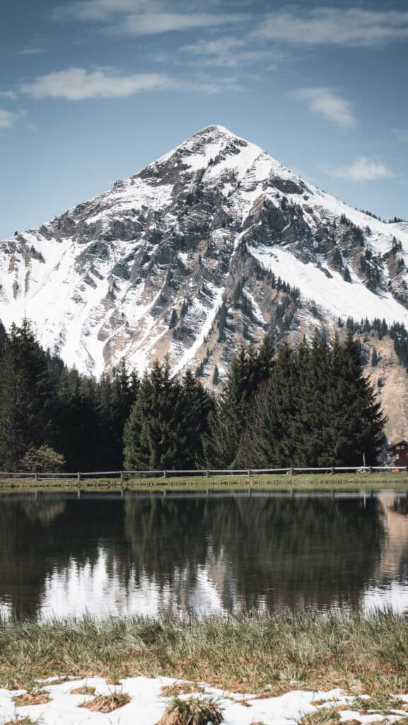 Lac de montagne avec montagne enneigée