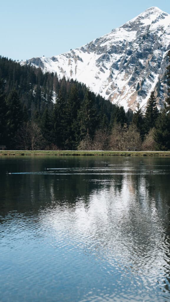 Vue sur le lac des Mines d'Or aux Portes du Soleil