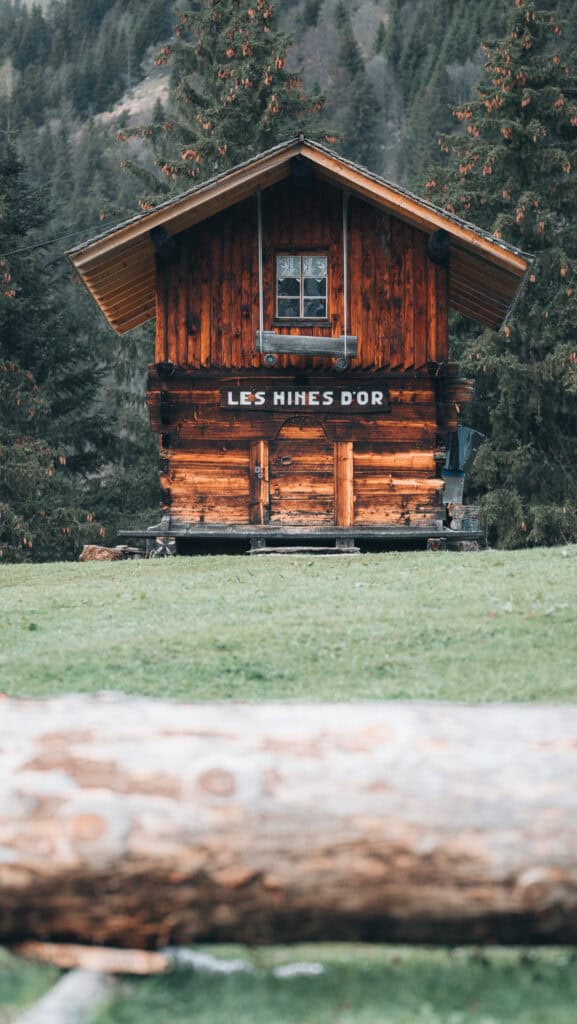 petit chalet authentique au bord d'un lac de montagne à Morzine