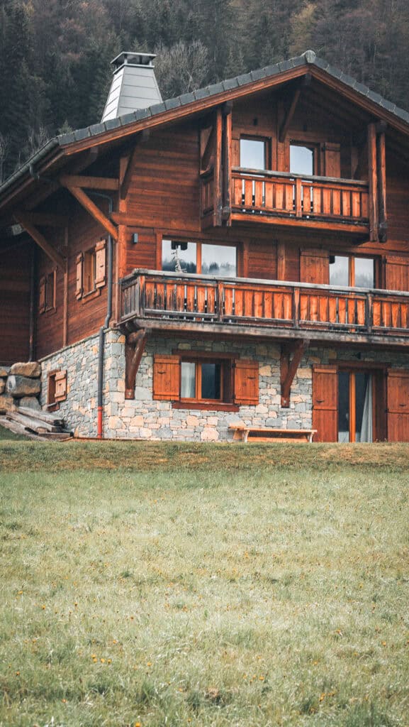 Un chalet authentique entouré de verdure