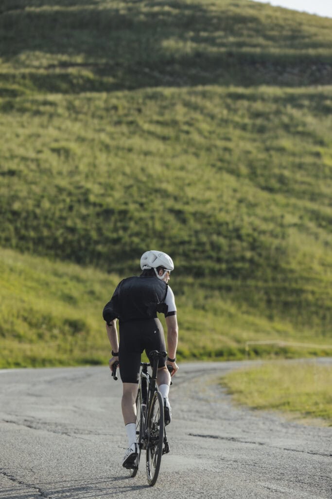 Un cycliste gravissant un col dans les Alpes