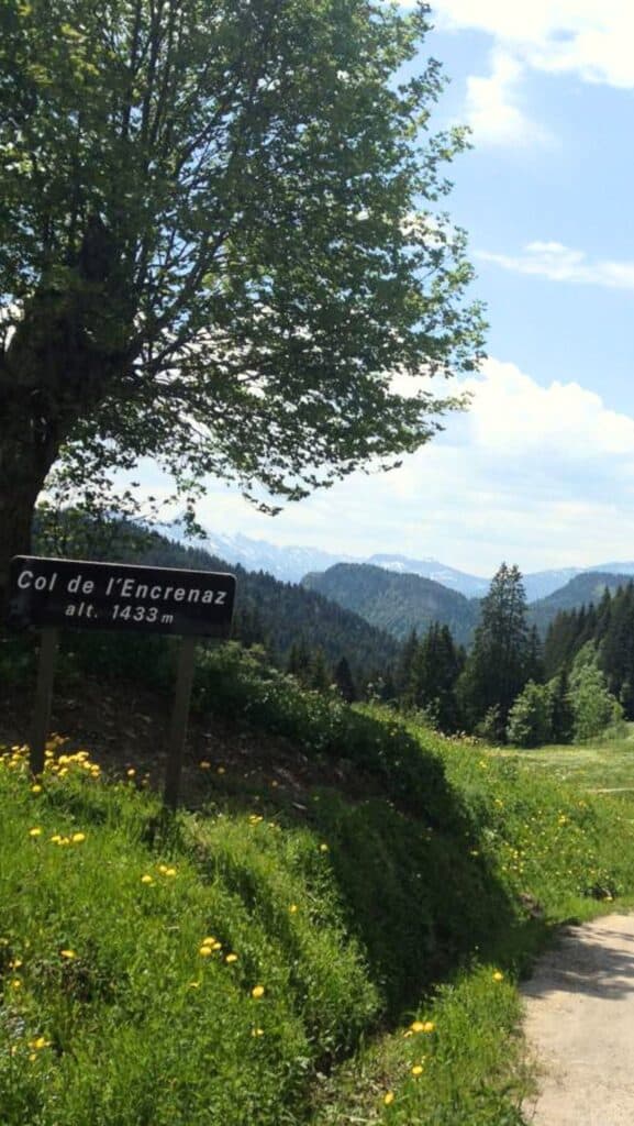 Le début du col de l'encrenaz à vélo