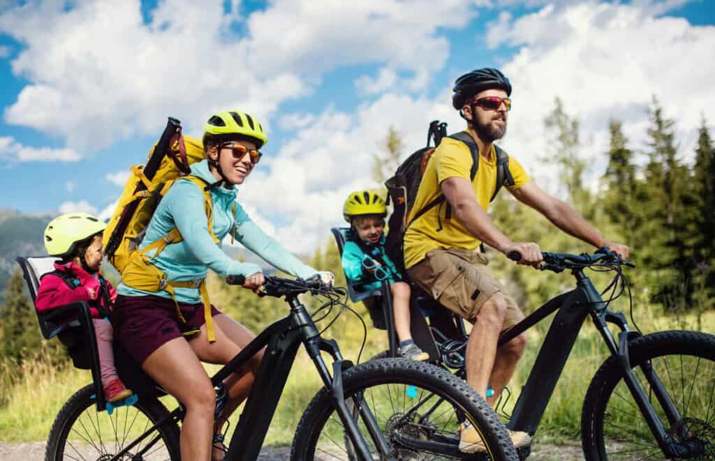 Famille faisant du VTT en été.