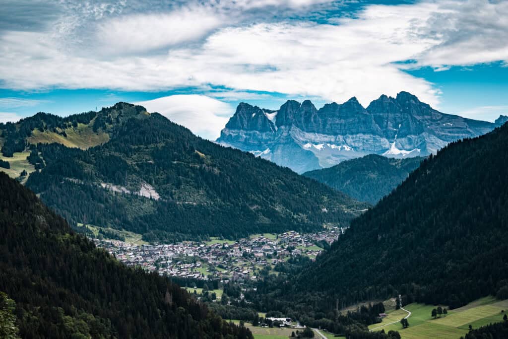 Le village de Chatel vu du ciel, encaissé dans sa vallée, en été.