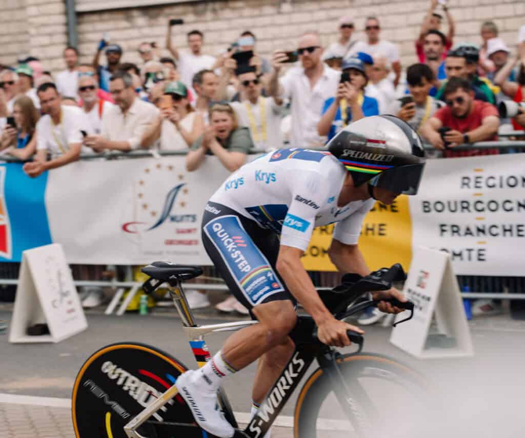 Cycliste du Tour de France et public.