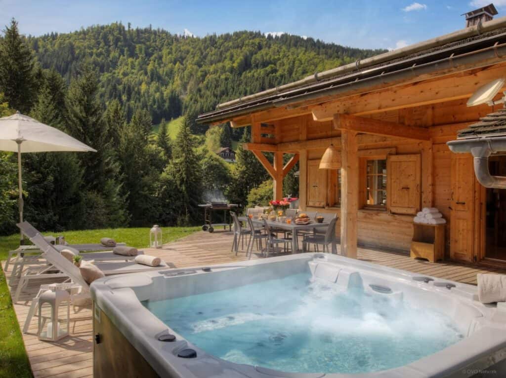 Hot tub and garden at Chalet Hollygotty, in La Clusaz, in the summer.